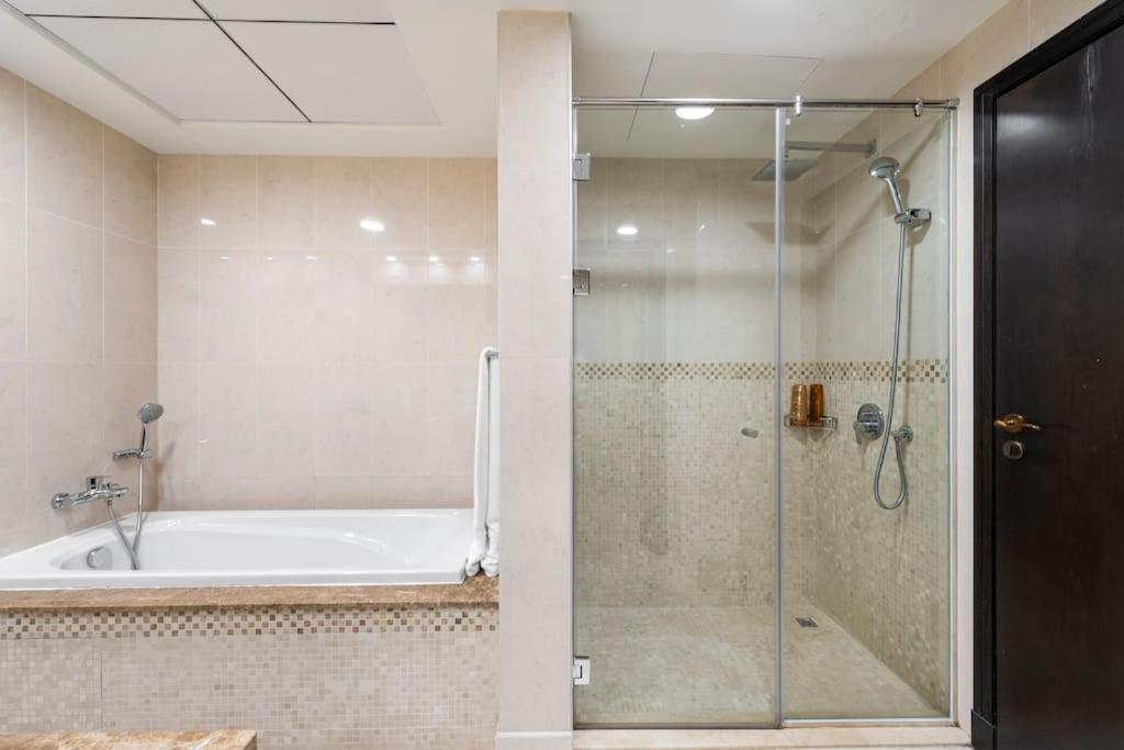 Balqis Residense Palm Jumeirah,pool, Beach, Floor, Full Sea View, Restaurants Apartment